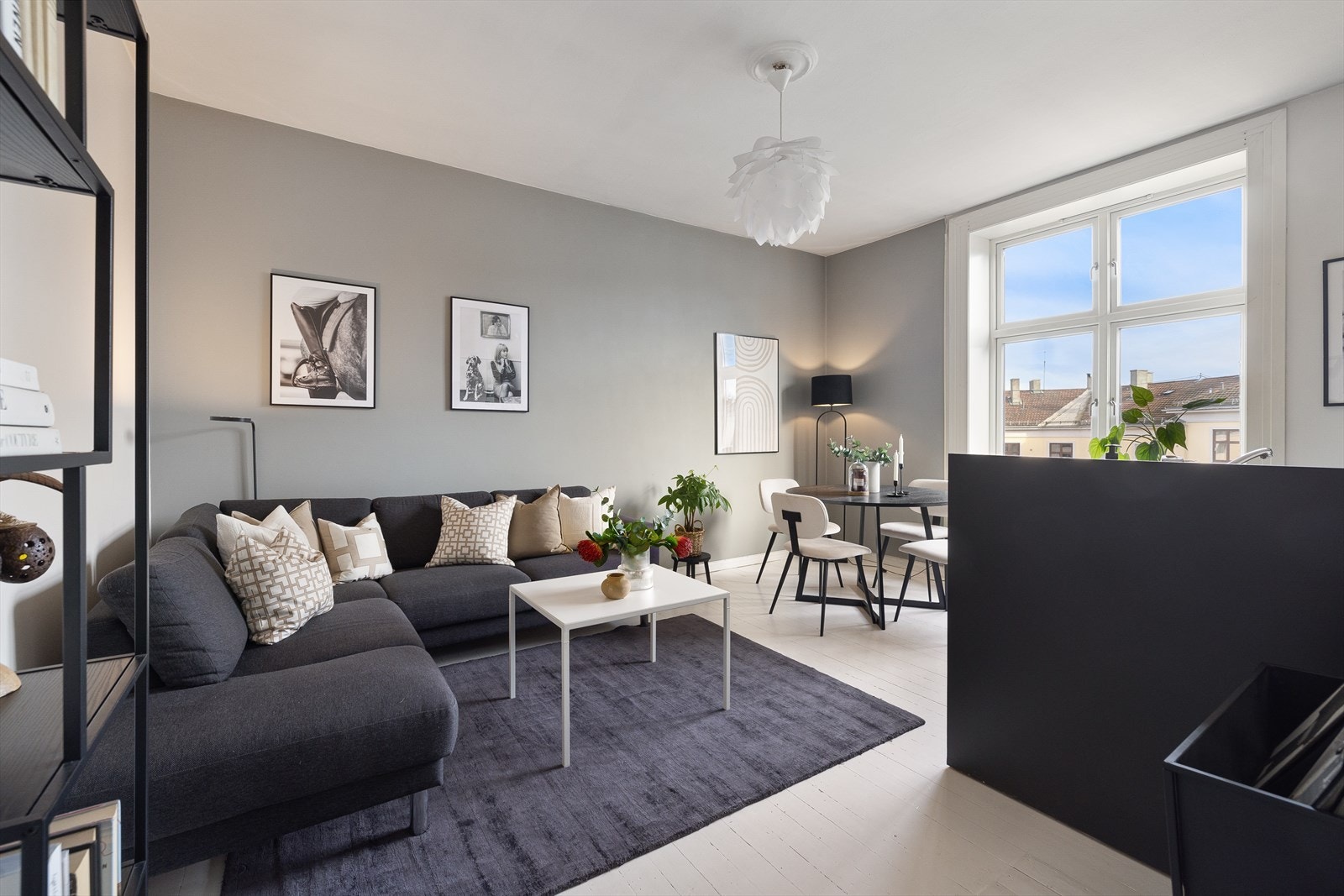 Lys og luftig stue med 2,84 meter takhøyde, store vindusflater og meget gode lysforhold Galleribilde