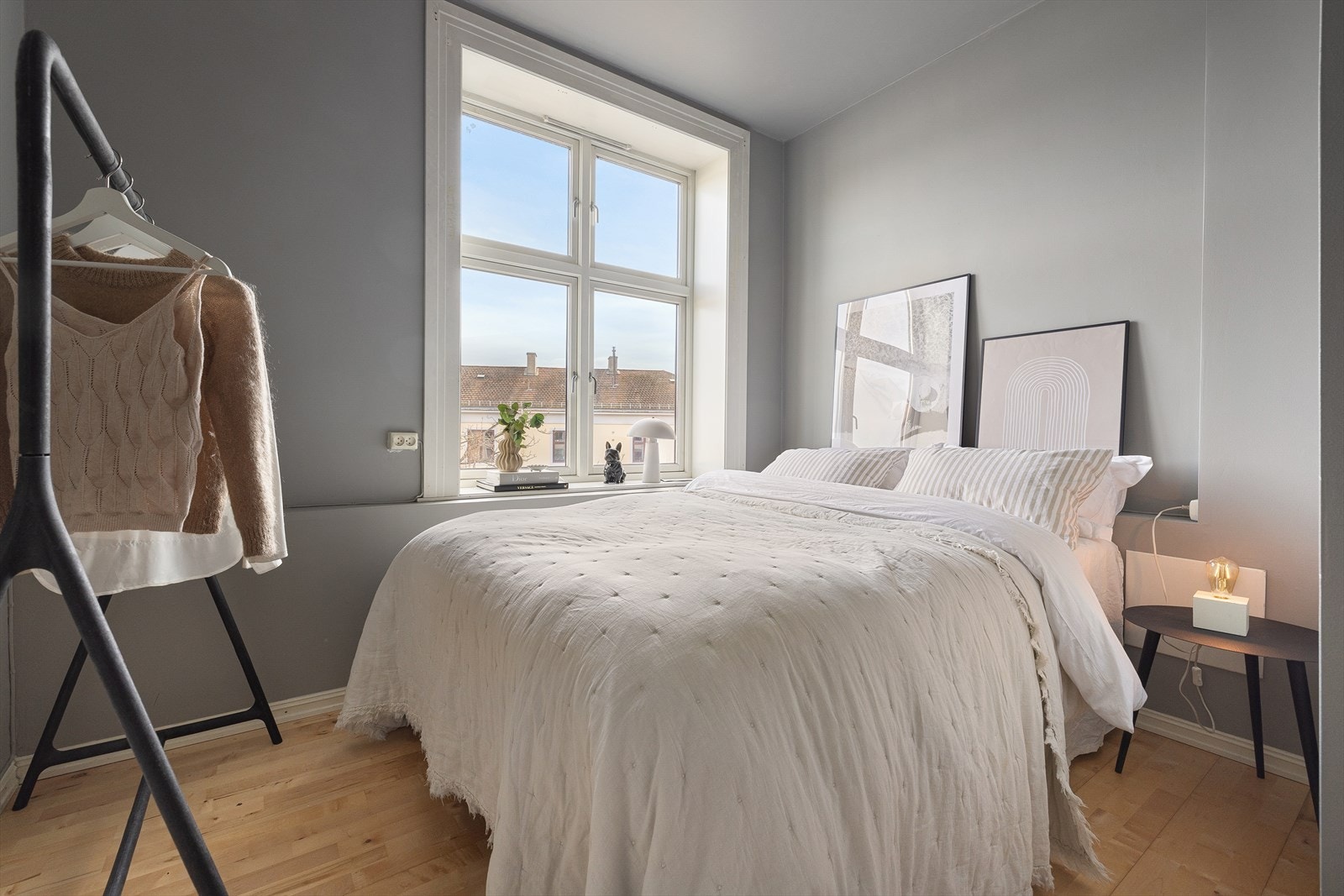 Lyst og luftig soverom med god takhøyde, store vindusflater og meget gode lysforhold Galleribilde