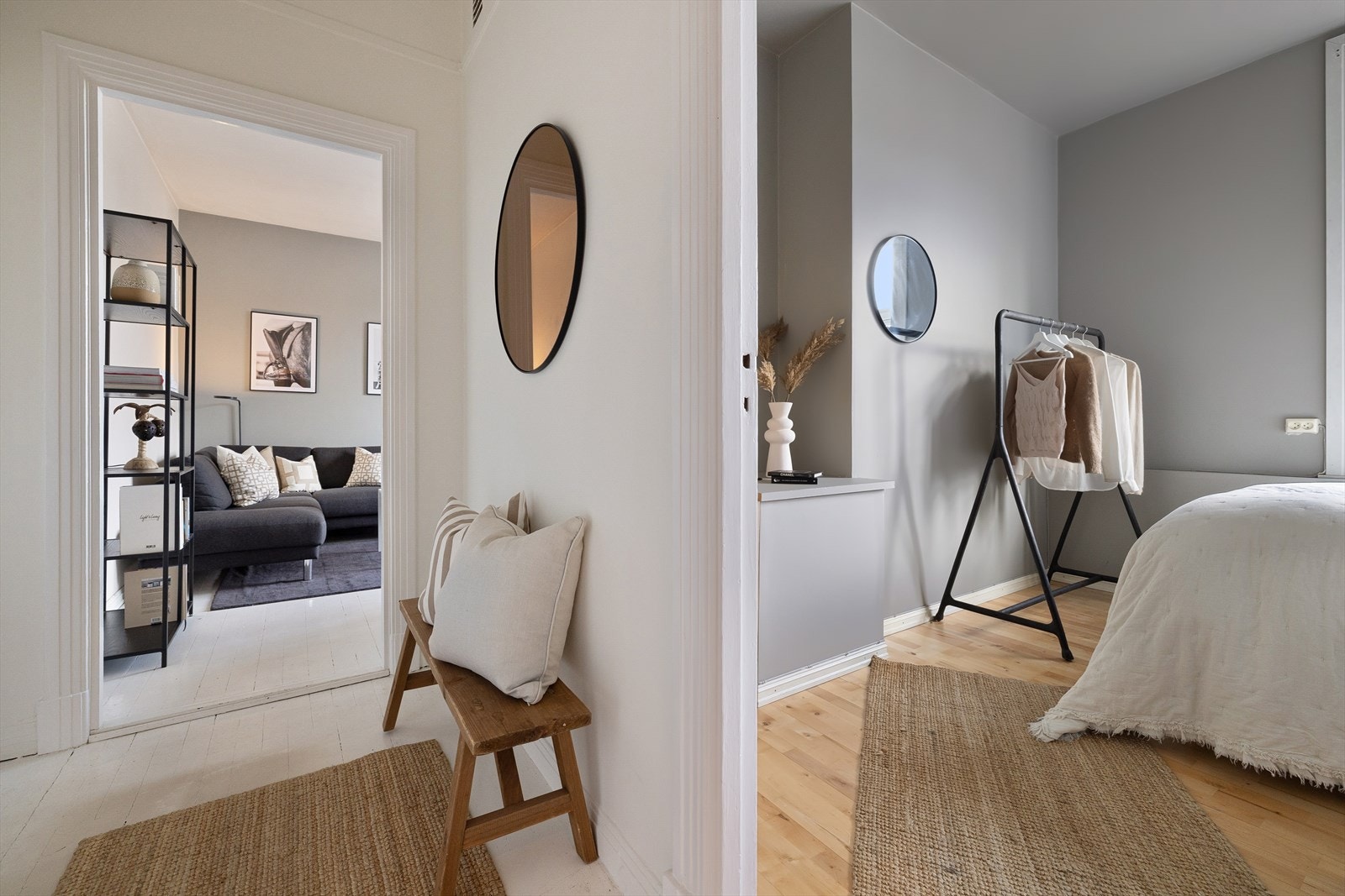 Entré med dørcalling, malt tregulv og malte veggflater. God takhøyde, samt klassiske brede lister og dørkarmer Galleribilde