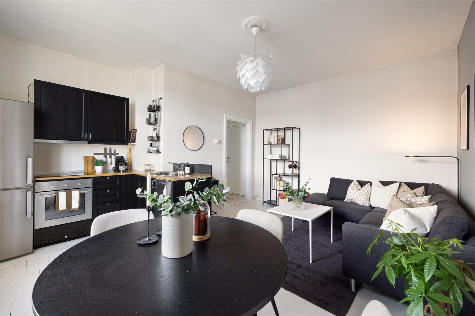 Stuen ligger i åpen løsning mot kjøkken, og sammen utgjør de et åpent og sosialt allrom. I følge selger er det mulig å koble til peis. Galleribilde