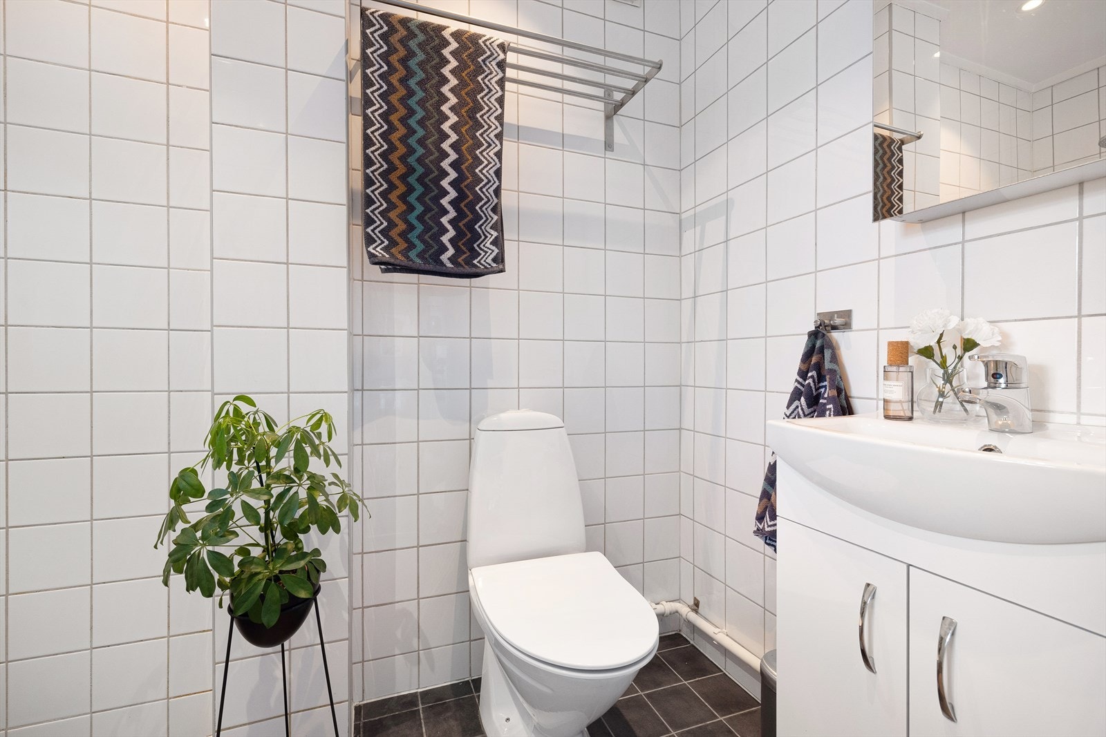 Helfliset bad med varmekabler i gulv og downlights i himling Galleribilde