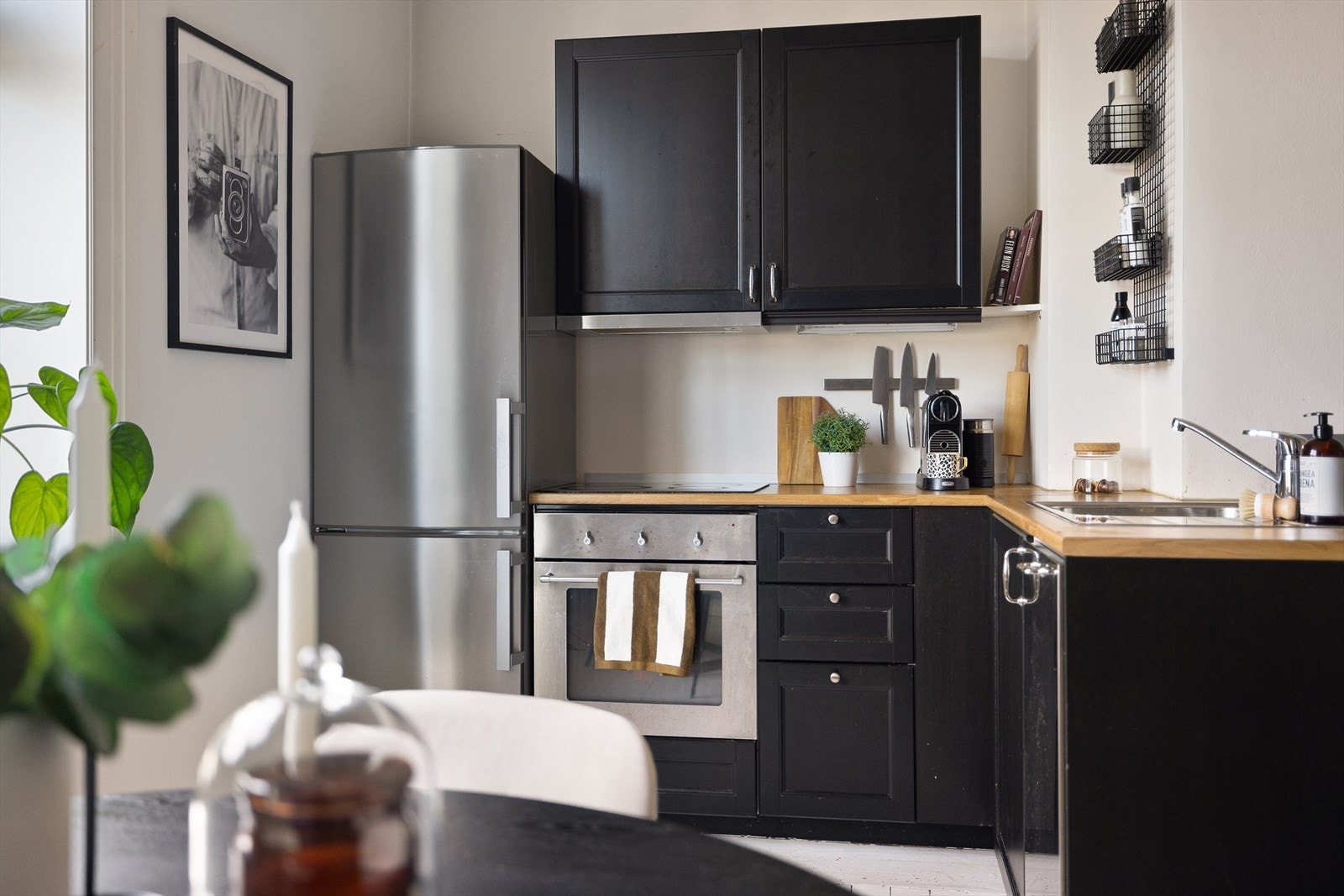 Kjøkkeninnredning fra 2014 med profilerte fronter og benkeplate med trestruktur Galleribilde