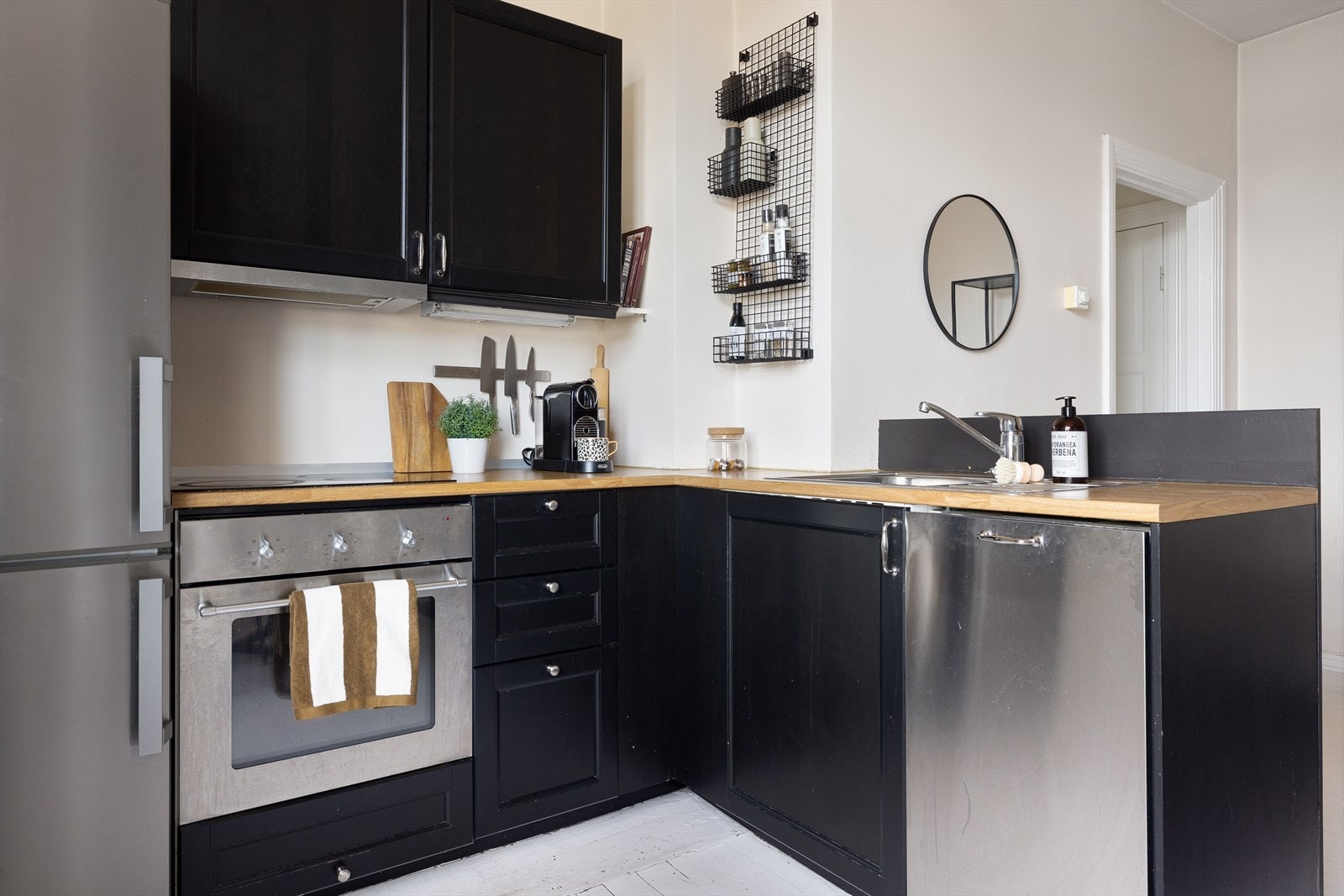 Kjøkkenet er utstyrt med platetopp, oppvaskkum, kjøl/fryseskap, ovn og oppvaskmaskin Galleribilde