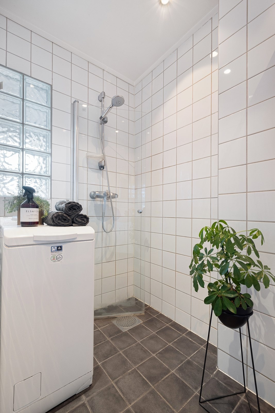 På badet er det opplegg for vaskemaskin Galleribilde