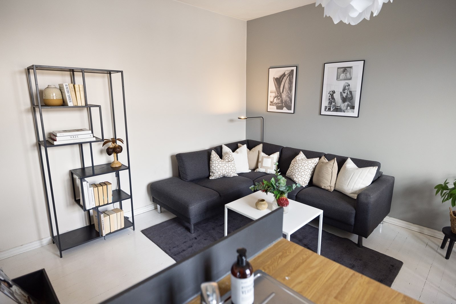 Stue og kjøkken har malte tregulv og malte veggflater Galleribilde