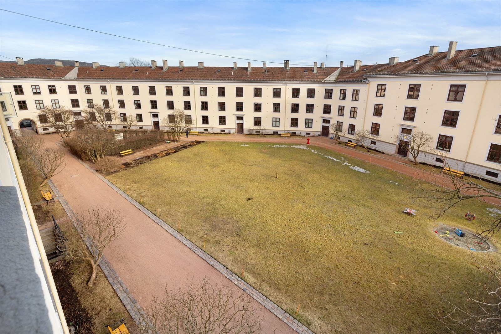 Leiligheten vender i sin helhet mot den idylliske bakgården. Her får man følelsen av å ha en liten park rett utenfor døren Galleribilde