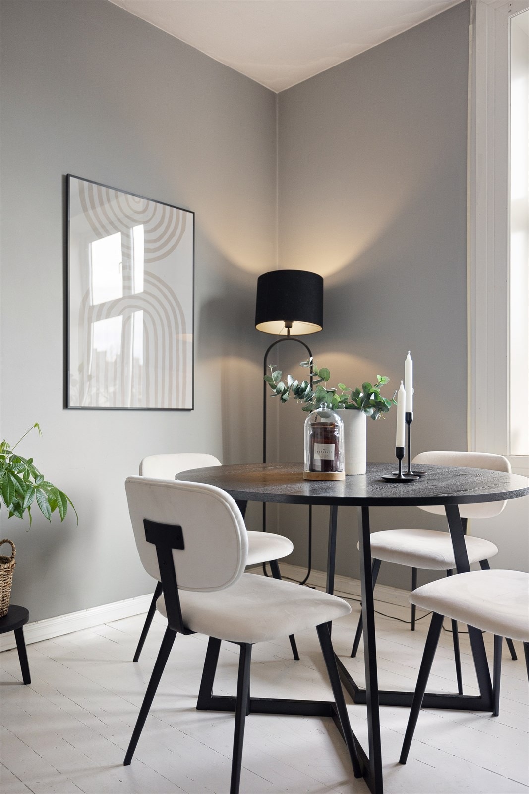 I stuen er det plass for både sofagruppe og et lite spisebord i tilknytning til kjøkkenet Galleribilde