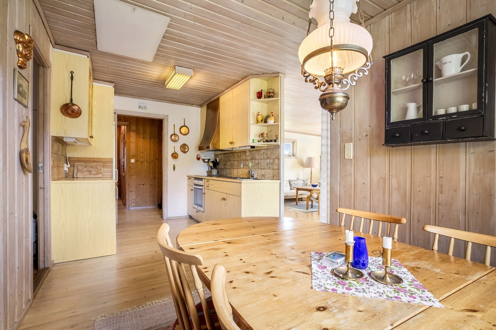 I enden av kjøkkenet finner du spisebordet. Galleribilde