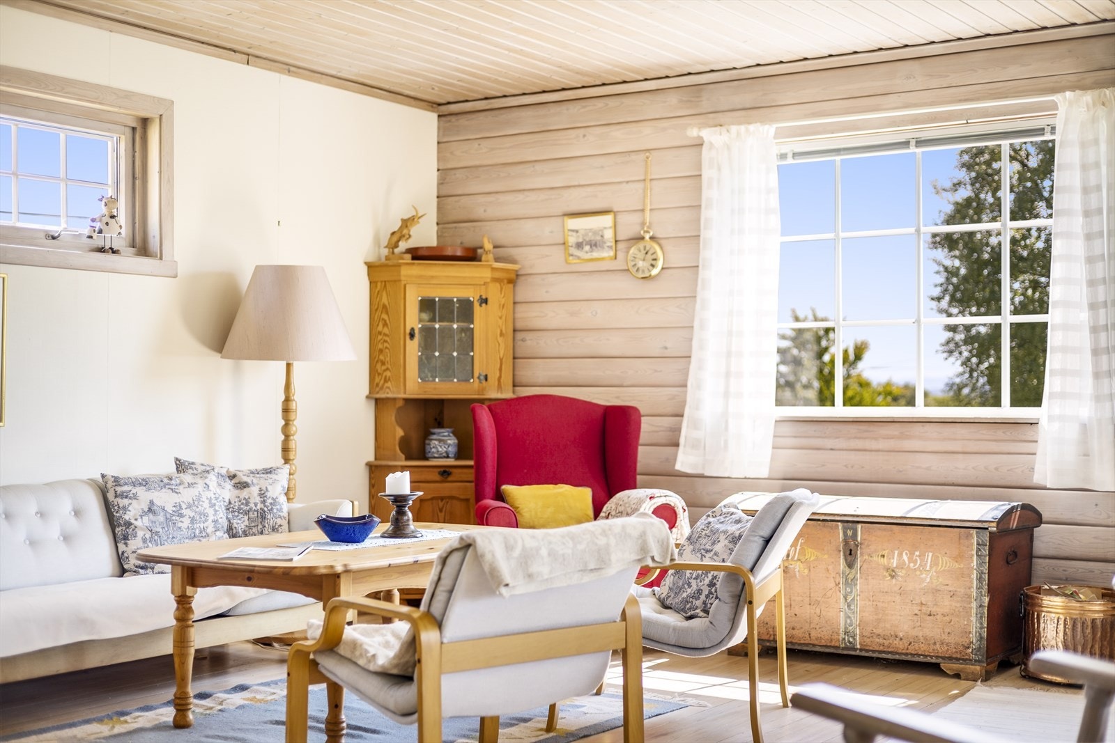 Store vinduer som gir rikelig med naturlig lys! Galleribilde