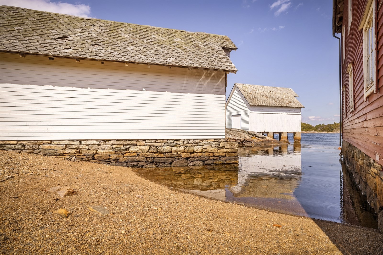 Fra boligen finner du nærmeste strand med bademulighet i umiddelbar nærhet. Galleribilde