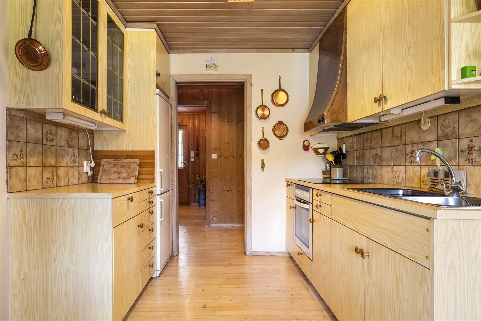 Kjøkkenet finner du midt i boligen og er av slette fronter, laminat benkeplate, stål oppvaskkum og ventilator. Galleribilde