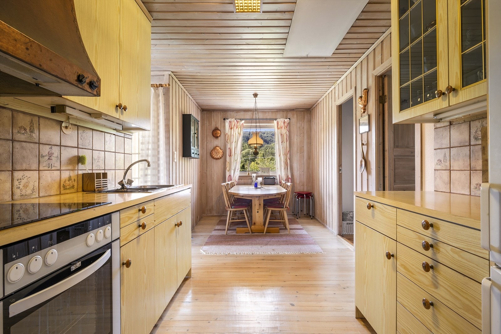 Av integrerte hvitevarer er det keramisk platetopp og stekeovn. Galleribilde