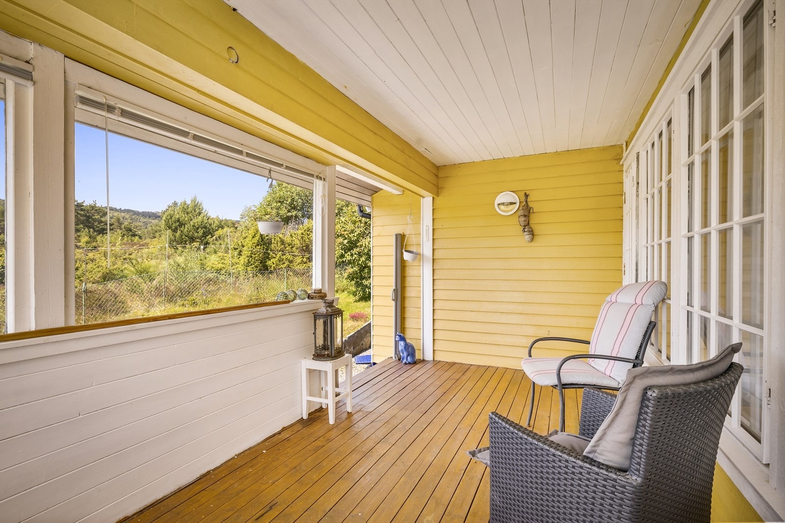 Terrassen er overbygget, romslig, har flere vinduer og lar seg enkelt møblere. Galleribilde