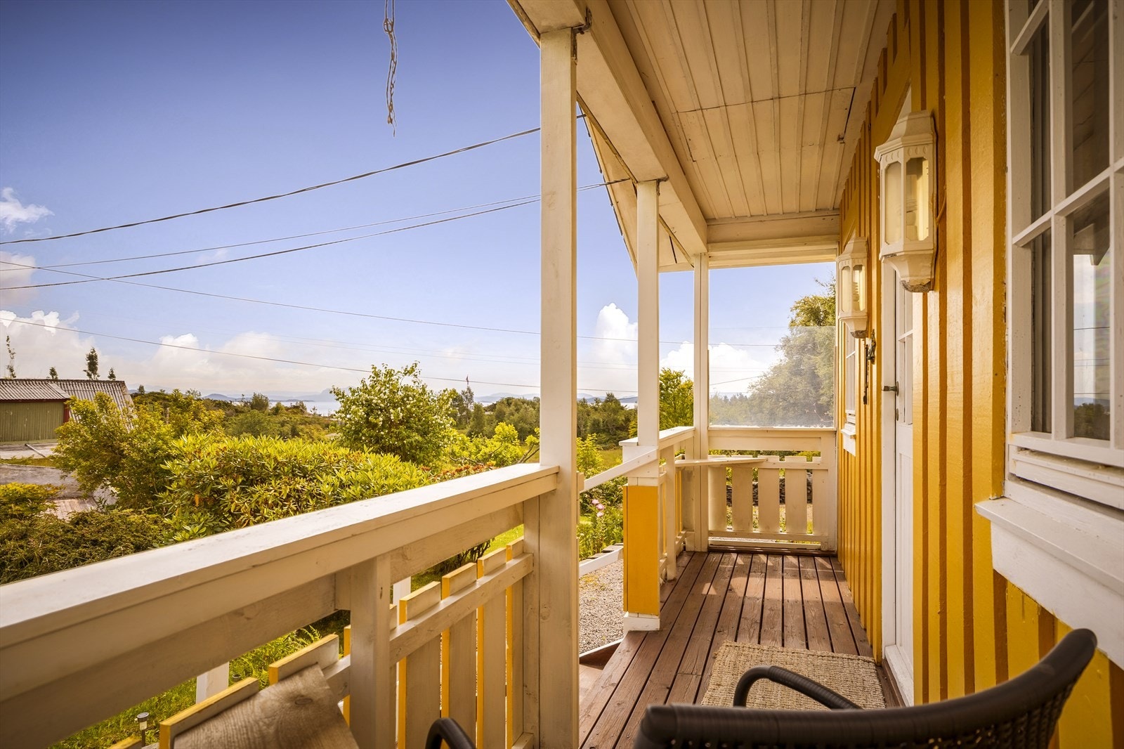 Utenfor entréen er det også god plass til en mindre sittegruppe. Galleribilde