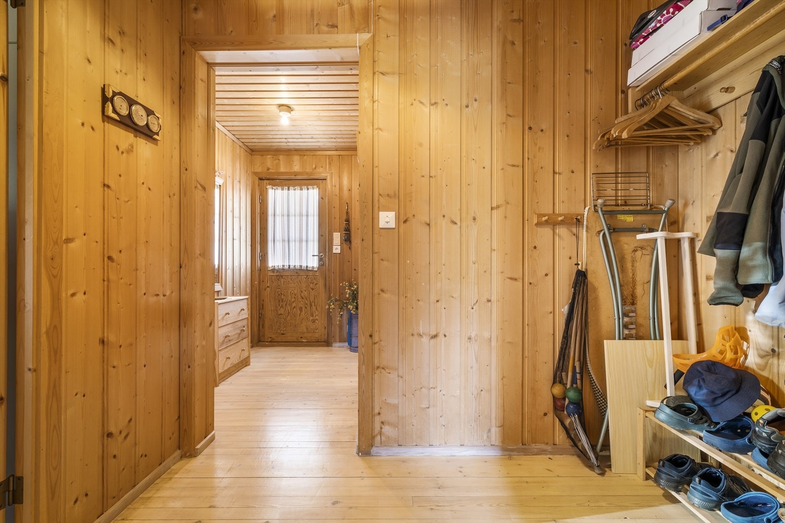 Etter å ha parkert bilen på tomten møtes du av en herlig entré, med god plass til å henge fra seg både jakker og sko. Galleribilde