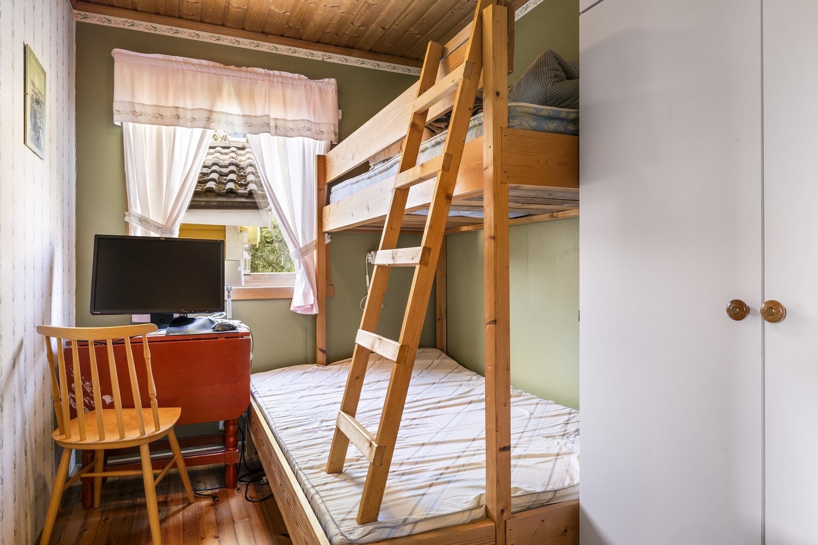 Rommet kan også enkelt møbleres som blant annet hjemmekontor. Galleribilde