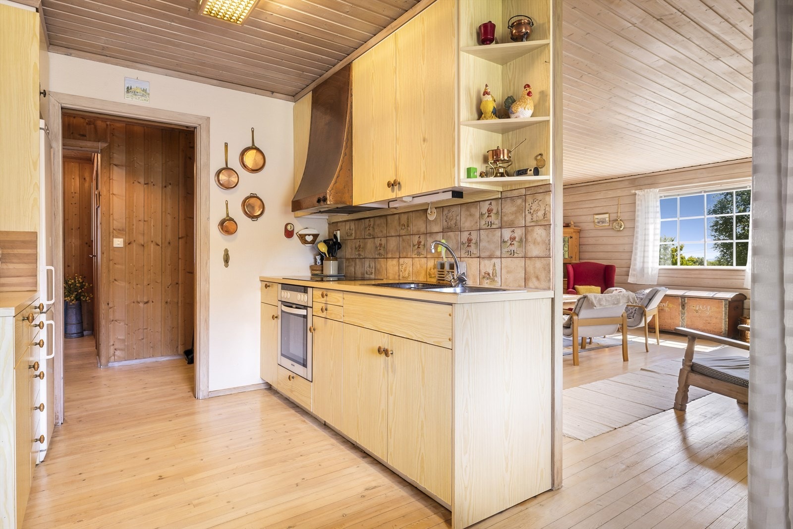 Flere store skap bidrar til å holde kjøkkenet rent og pent. Galleribilde