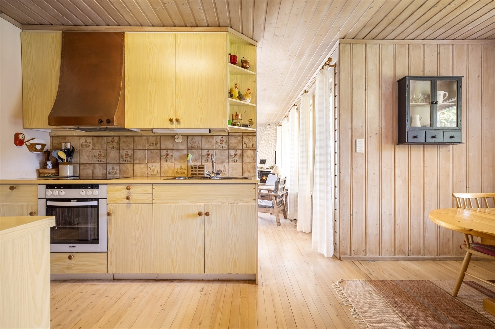 Her er også ett overskap med glassfront og over benkeflaten er det benyttet fliser. Galleribilde