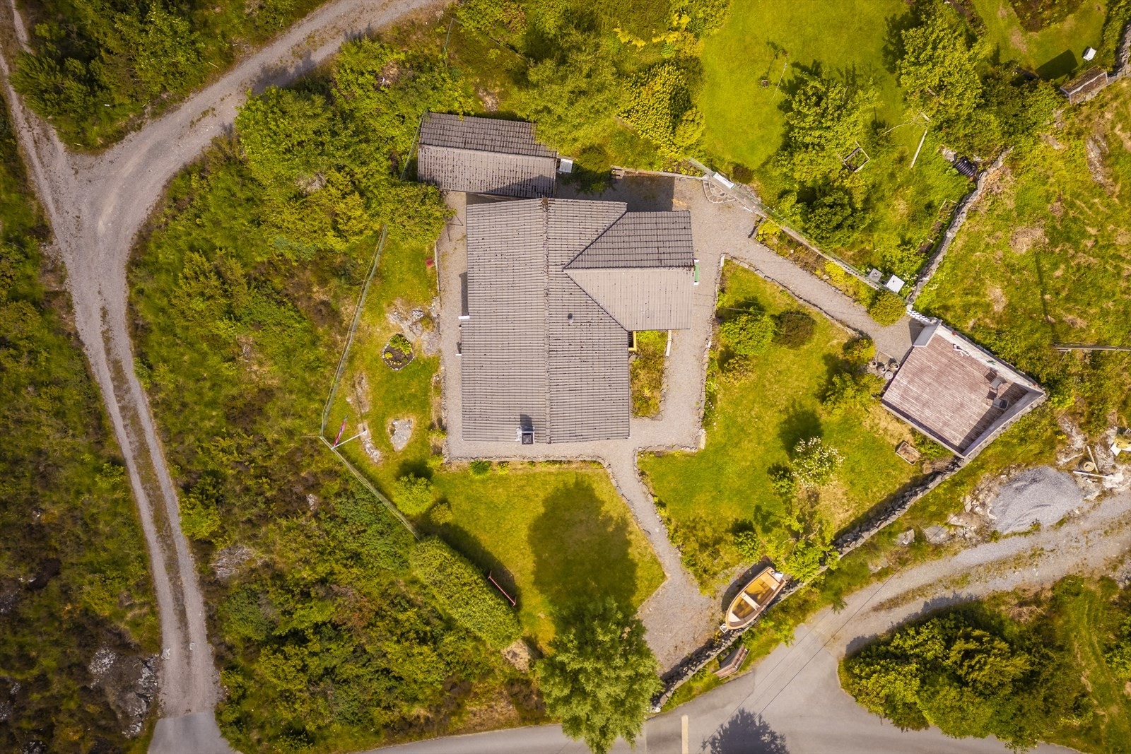 Nærmeste dagligvarebutikk, SPAR Steinsland, finner du kun 7 minutter unna med bil I området finner du ellers Bunnpris. Til Rema 1000 Skogsvåg og KIWI Sund Senter er det ca. 15 minutter med bil. Galleribilde