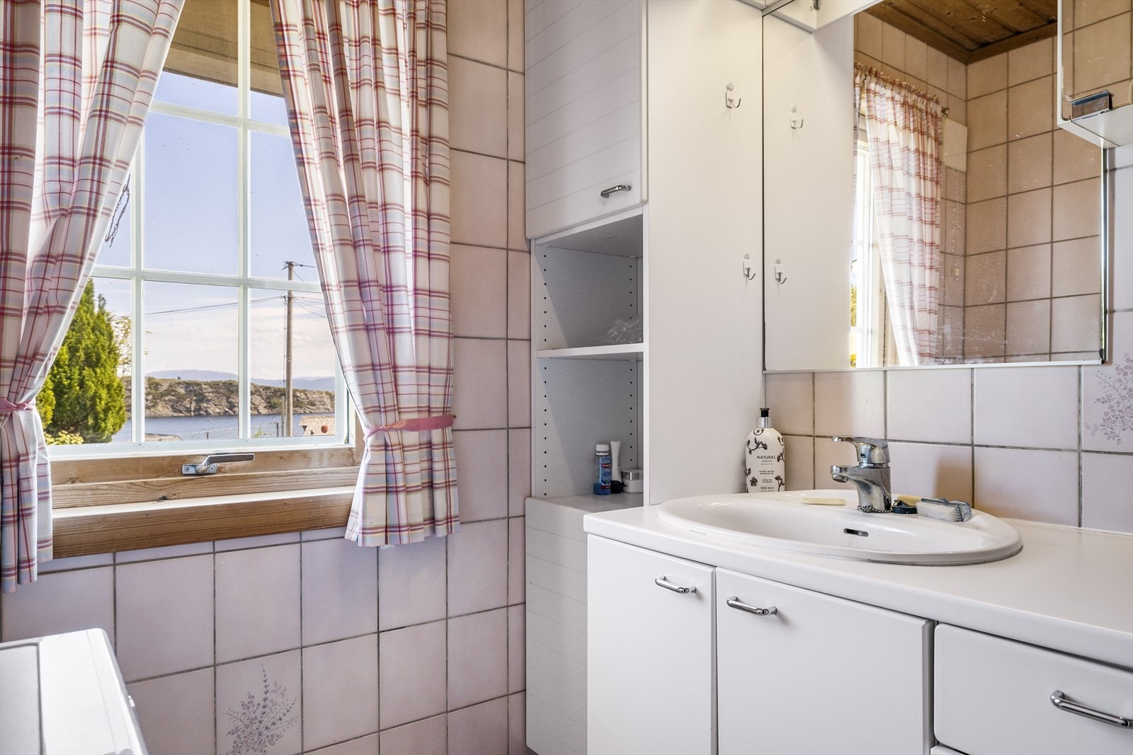 Fra badet har du nydelig utsikt! Galleribilde