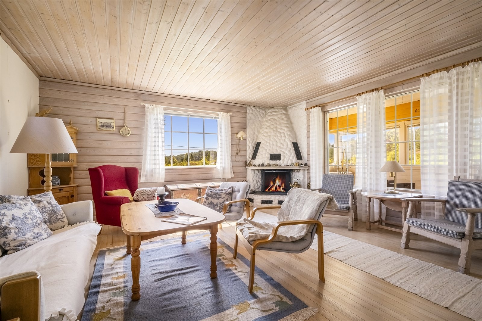 Stuen kan enkelt innredes med blant annet sofa- og spisebordsgruppe. Galleribilde