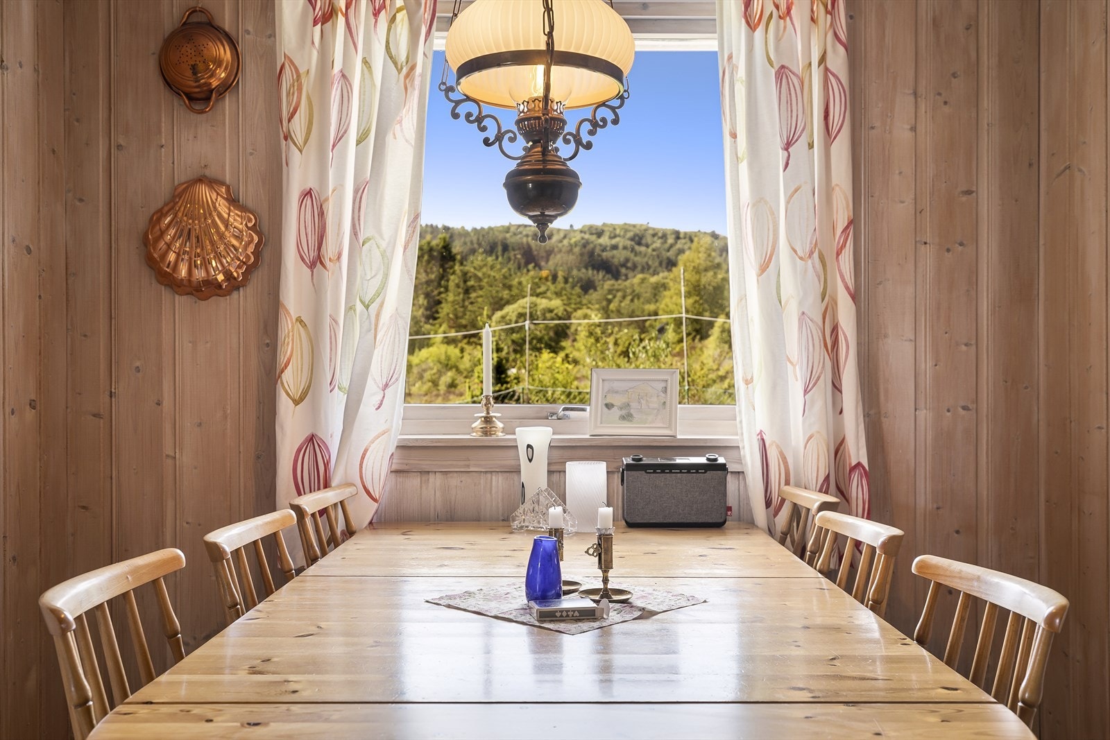 Her kan man nyte måltidet med pen utsikt, for samtidig å holde samtalen gående med kokken som kokkelerer på kjøkkenet. Galleribilde