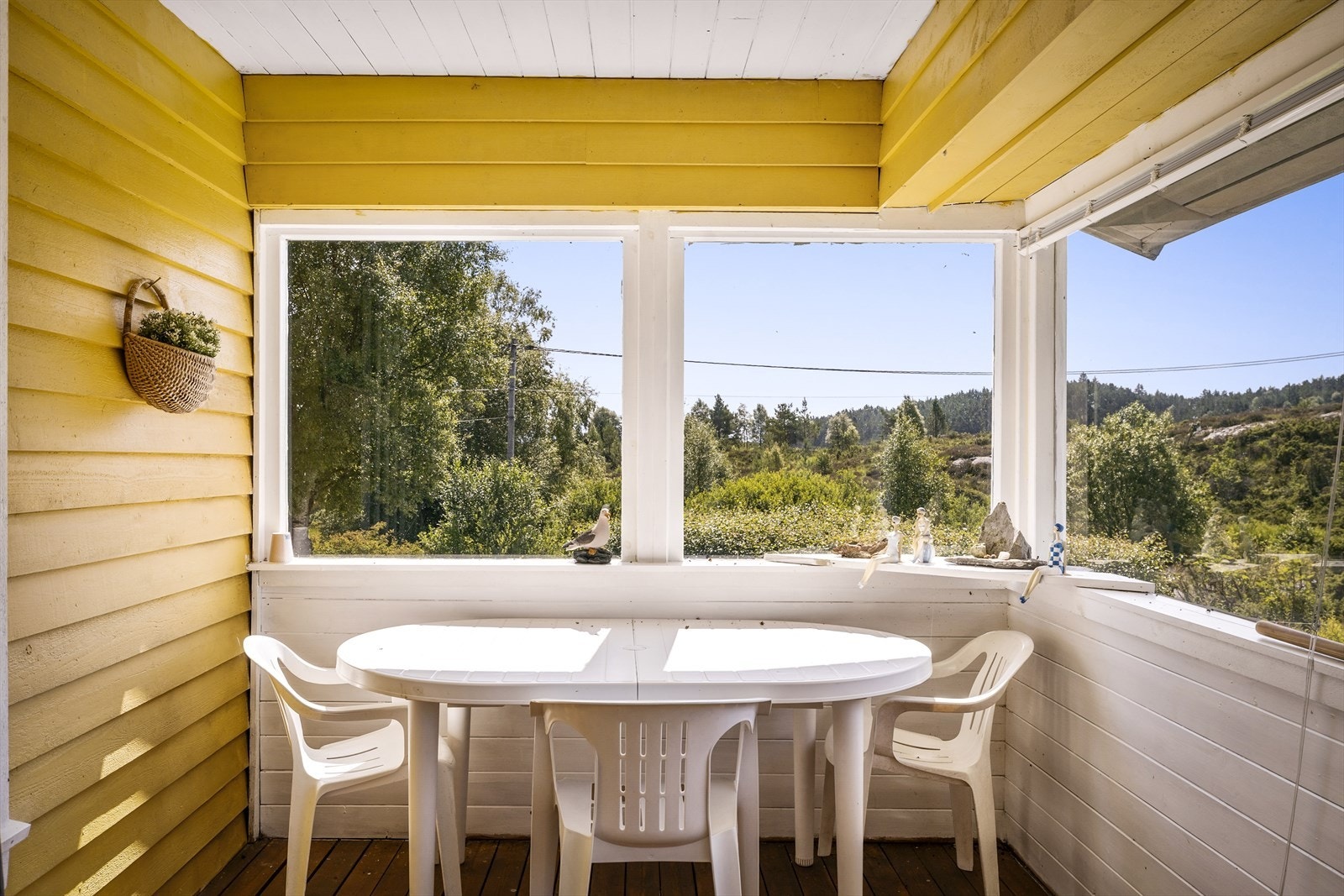 Her kan du nyte morgenkaffen i sol og regn under tak. Galleribilde