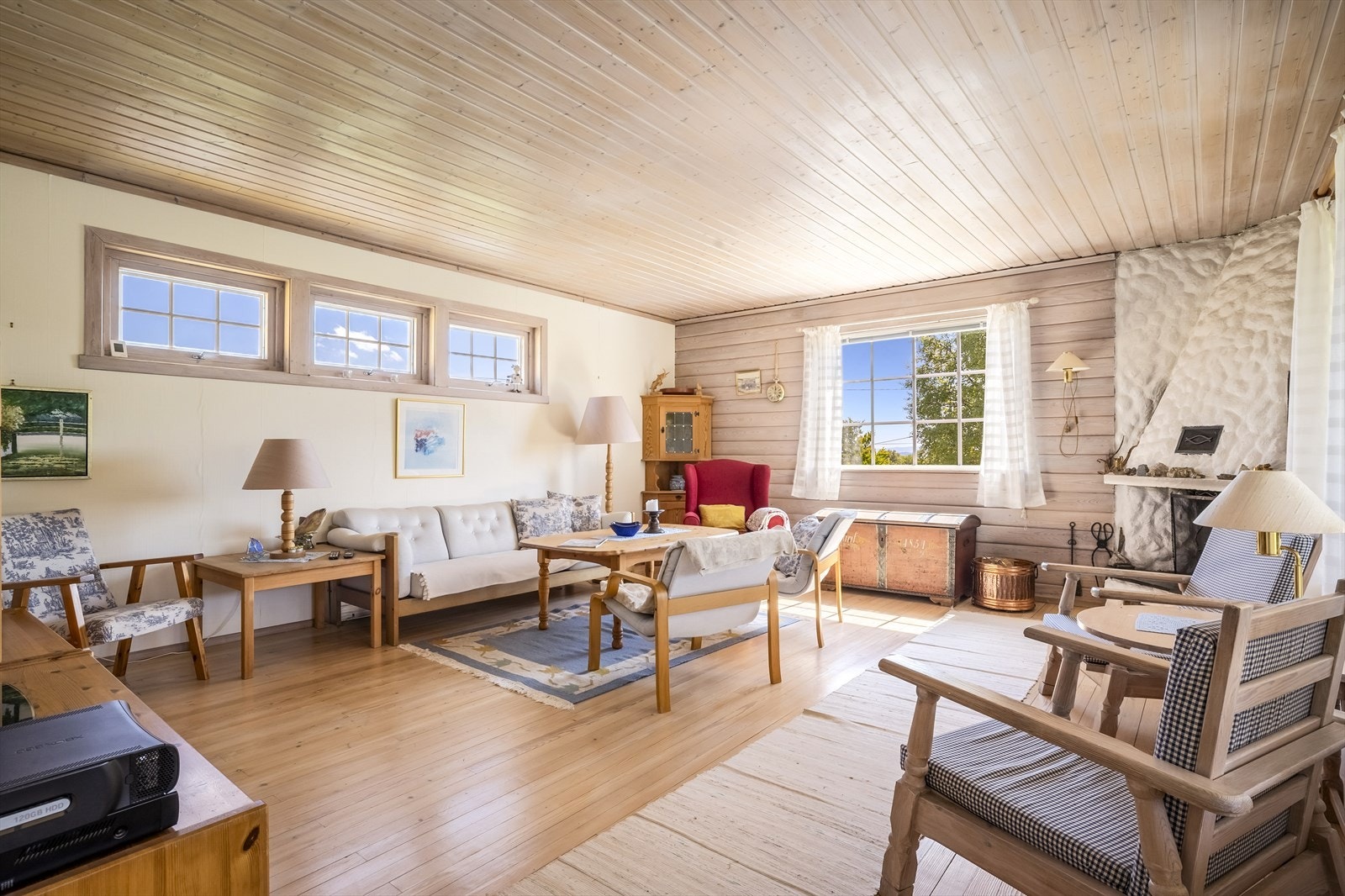 Stuen er av god størrelse, er malt i behagelige farger og har flere store vinduer som gir godt med naturlig lys. Galleribilde