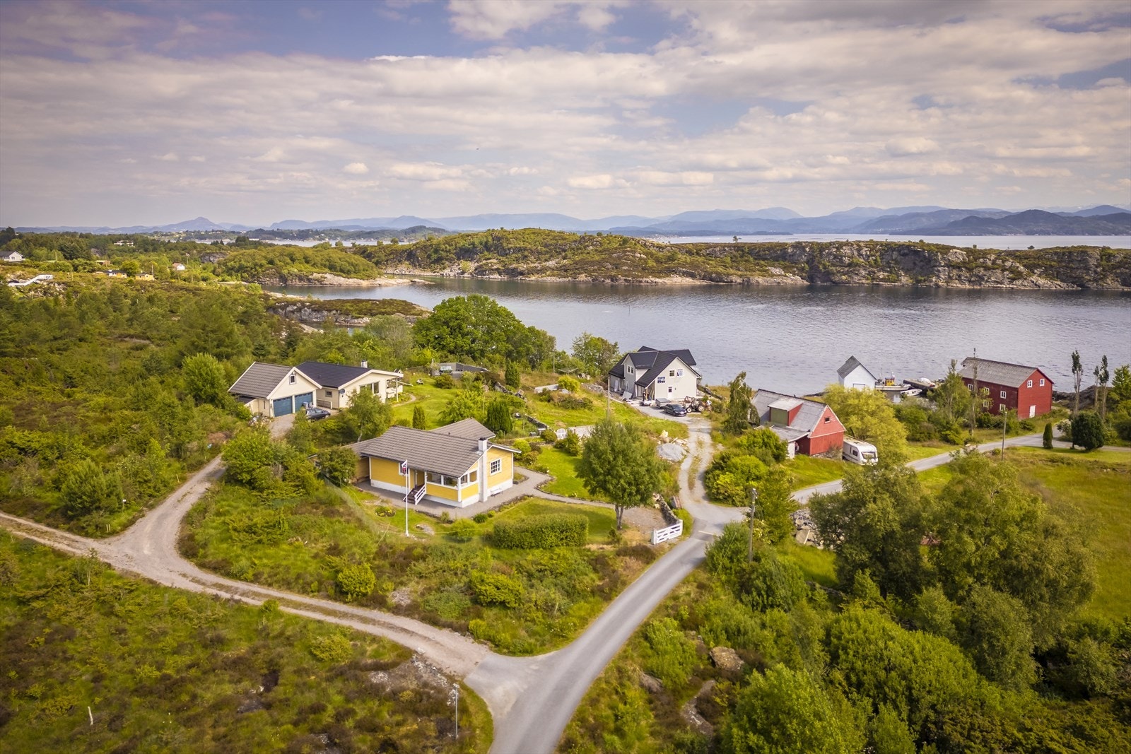Fra boligen er det gangavstand til strand og sjø. Galleribilde
