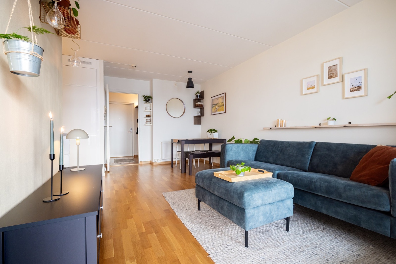 Det er parkett på gulv og overflatene er holdt i lyse fargevalg. Galleribilde