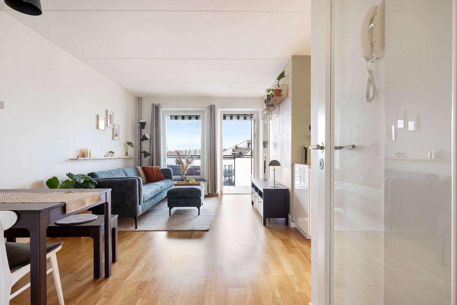 Boligens oppholdsrom er av god størrelse og har plass til sofagruppe med tilhørende møblement. Galleribilde