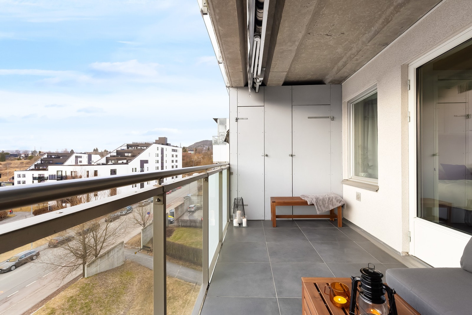 Uteplassen har godt med plass for sittegruppe, grill og beplantning. Det er også bod i tilknytning til balkongen. Galleribilde