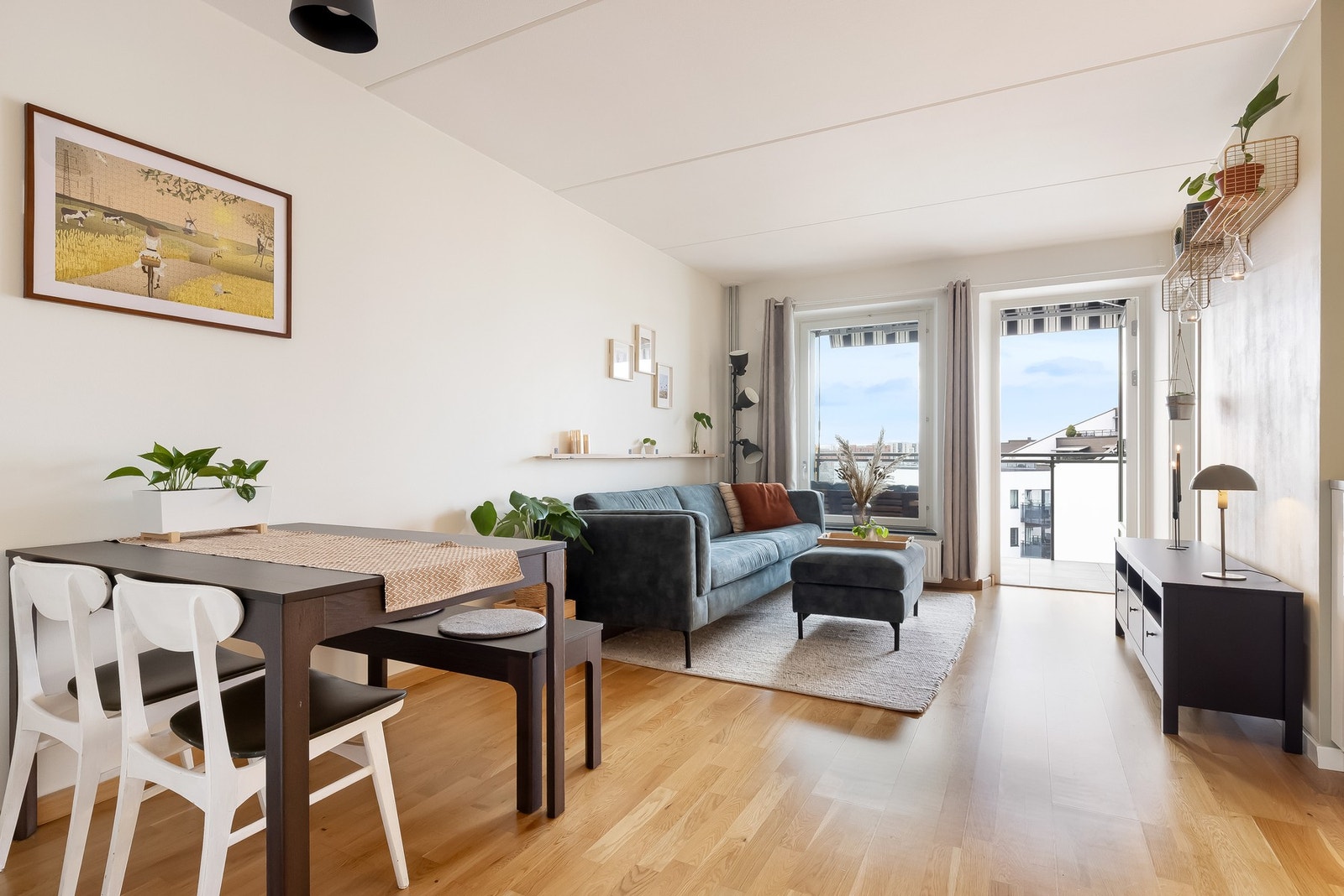 Innvendig får du en bolig med store vindusflater som gir godt med naturlig lysinnslipp. Galleribilde