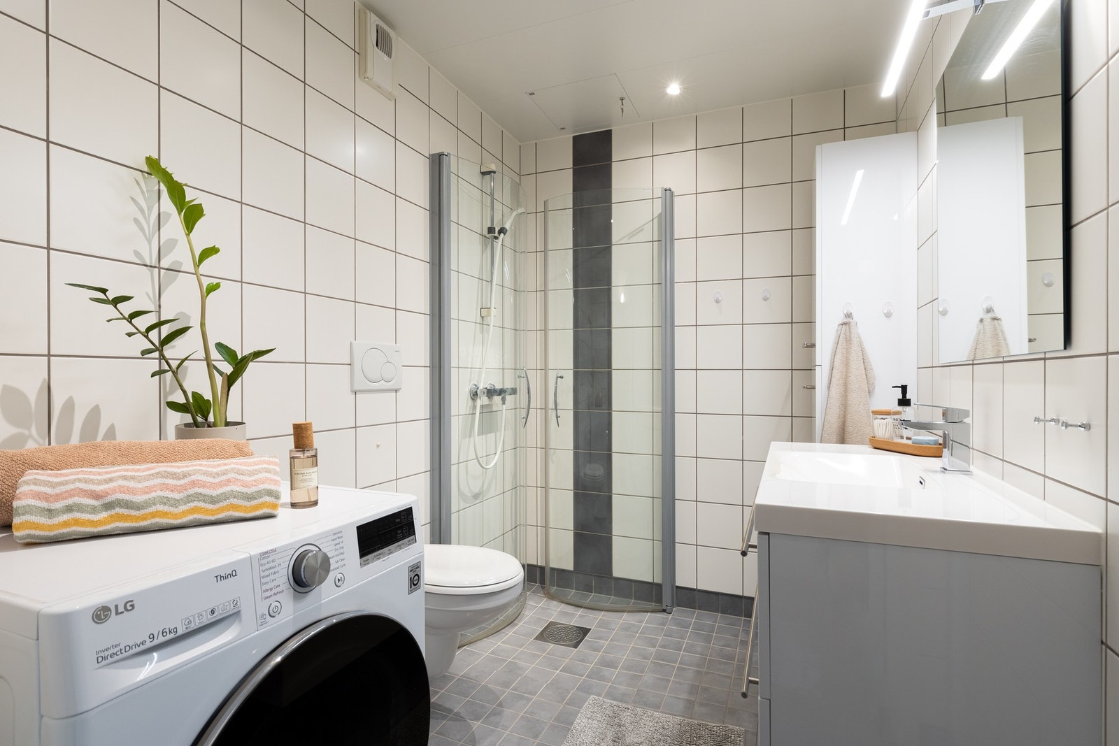 Lyst, flislagt baderom med varme i gulv og downlights i himling. Opplegg for vaskemaskin. Galleribilde