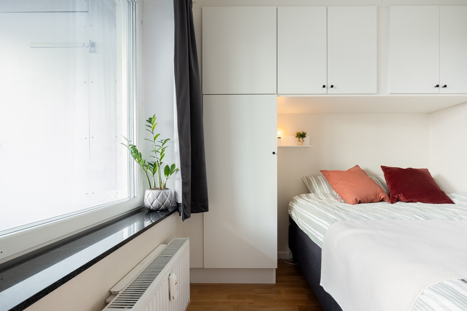 Soverommet er av god størrelse med plass til dobbeltseng. Rommet er vendt ut mot egen balkong så her er alt lagt til rette for en god natt med søvn. Galleribilde