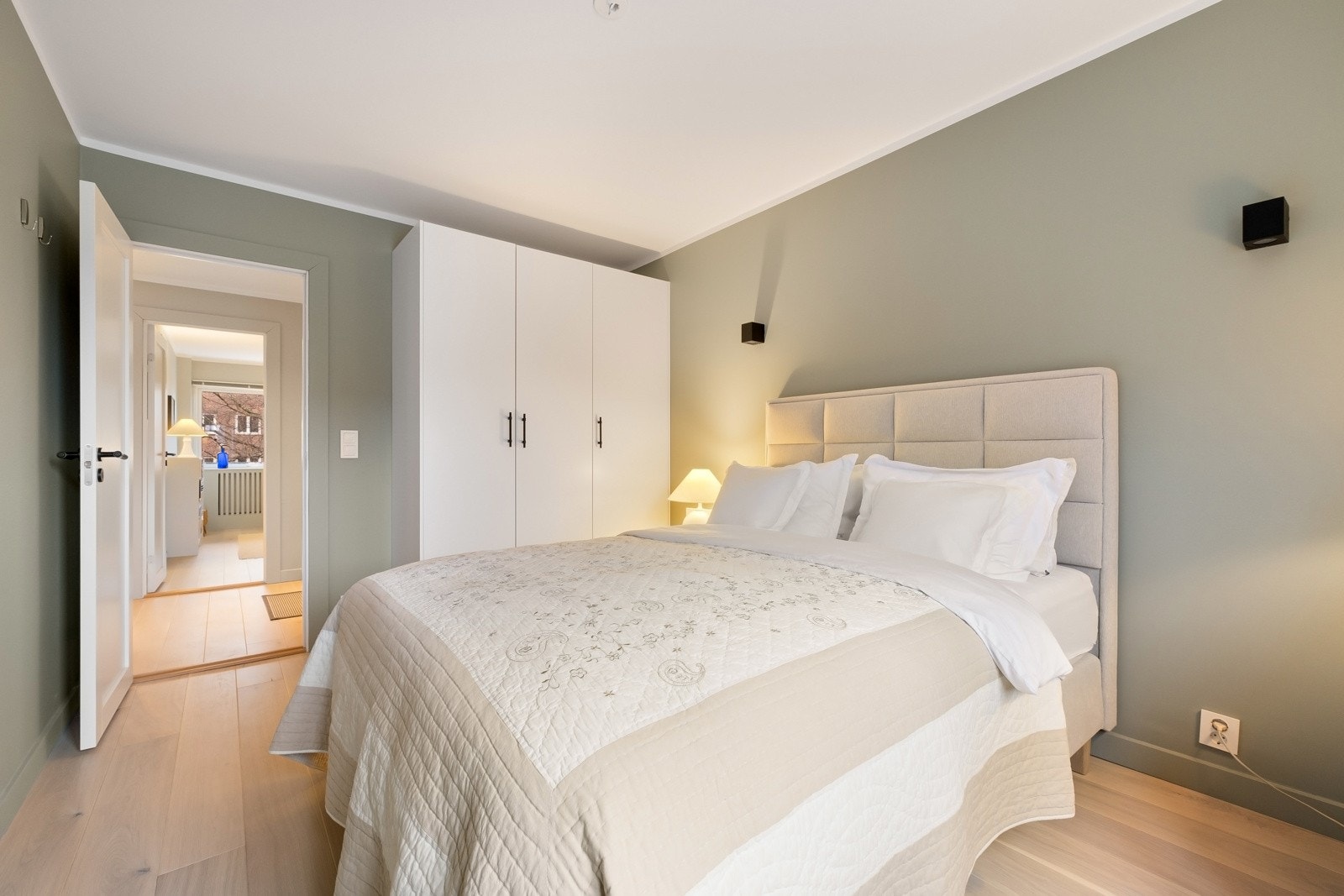 Videre har rommet garderobeskap fra HTH. Galleribilde