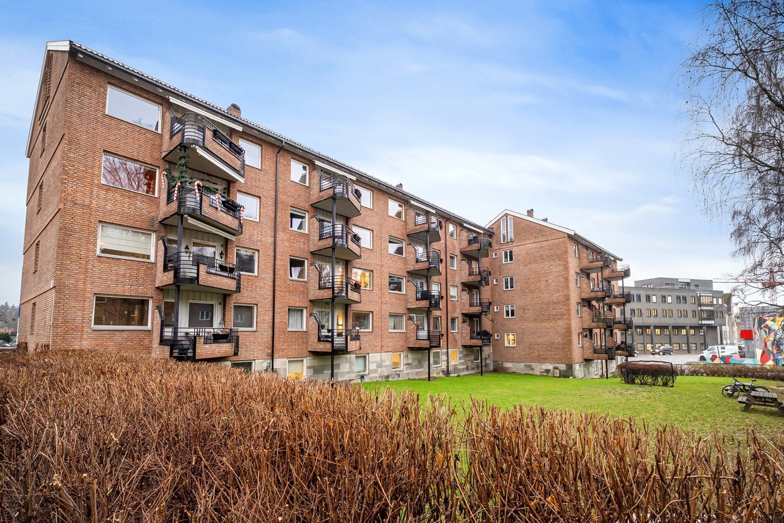 Sameiet har godt med parkeringsplasser som er felles for beboerne og disponeres etter "førstemann til mølla" prinsippet. Galleribilde