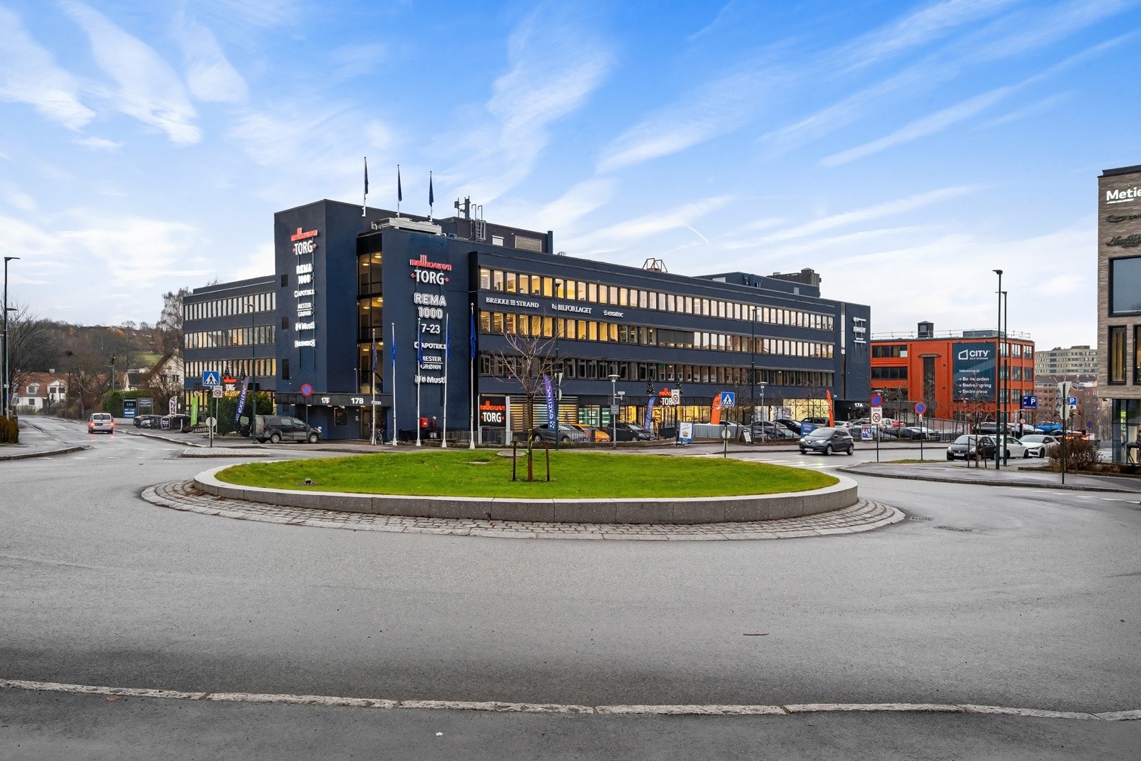 Rett ved boligen ligger nyåpnede Møllhausen Torg, som blant annet har en stor Rema 1000-butikk, Mester Grønn, Apotek 1 og Musti. Galleribilde