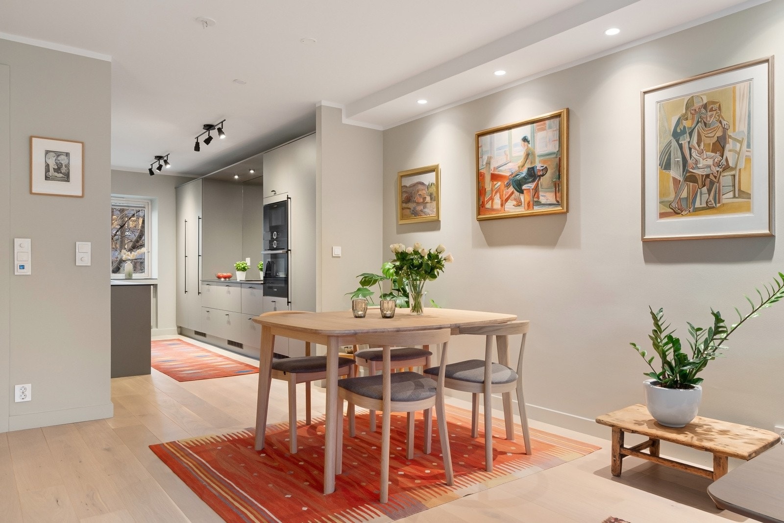 Spisestuen får sin naturlige plassering mellom stuen og kjøkkenet. Galleribilde