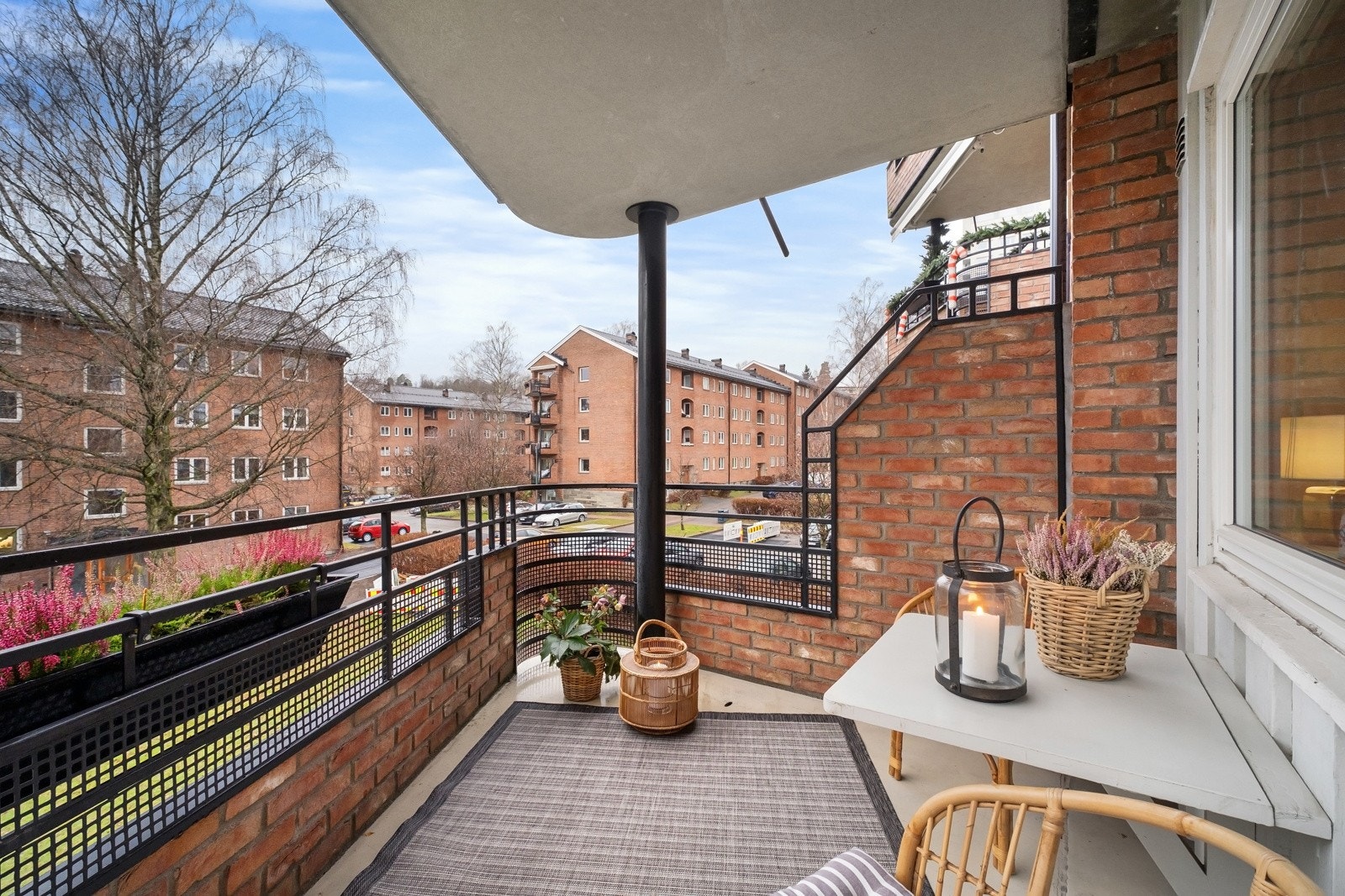 Fra stuen er det direkte adkomst til en vestvendt, overbygget balkong på ca. 7 kvm. Galleribilde