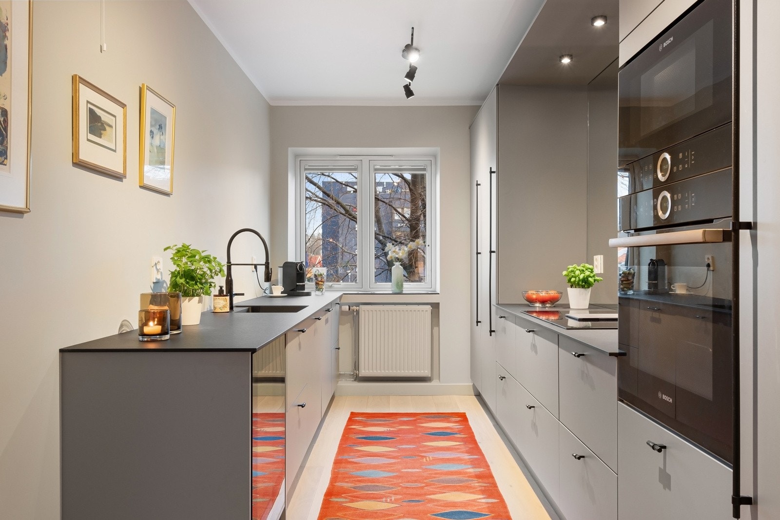 I en delvis åpen løsning mot stuen ligger et flott kjøkken fra 2022. Galleribilde