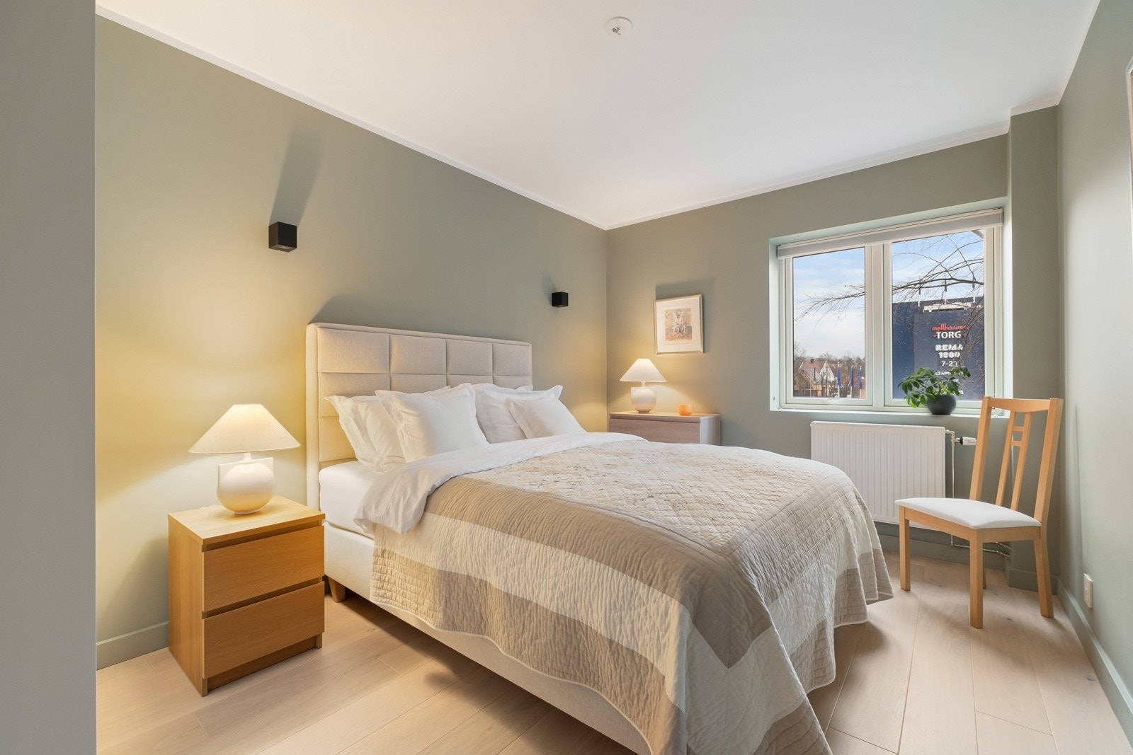 Hovedsoverommet har en god størrelse med plass til dobbeltseng. Du har god plass til nattbord og øvrig møblement. Galleribilde