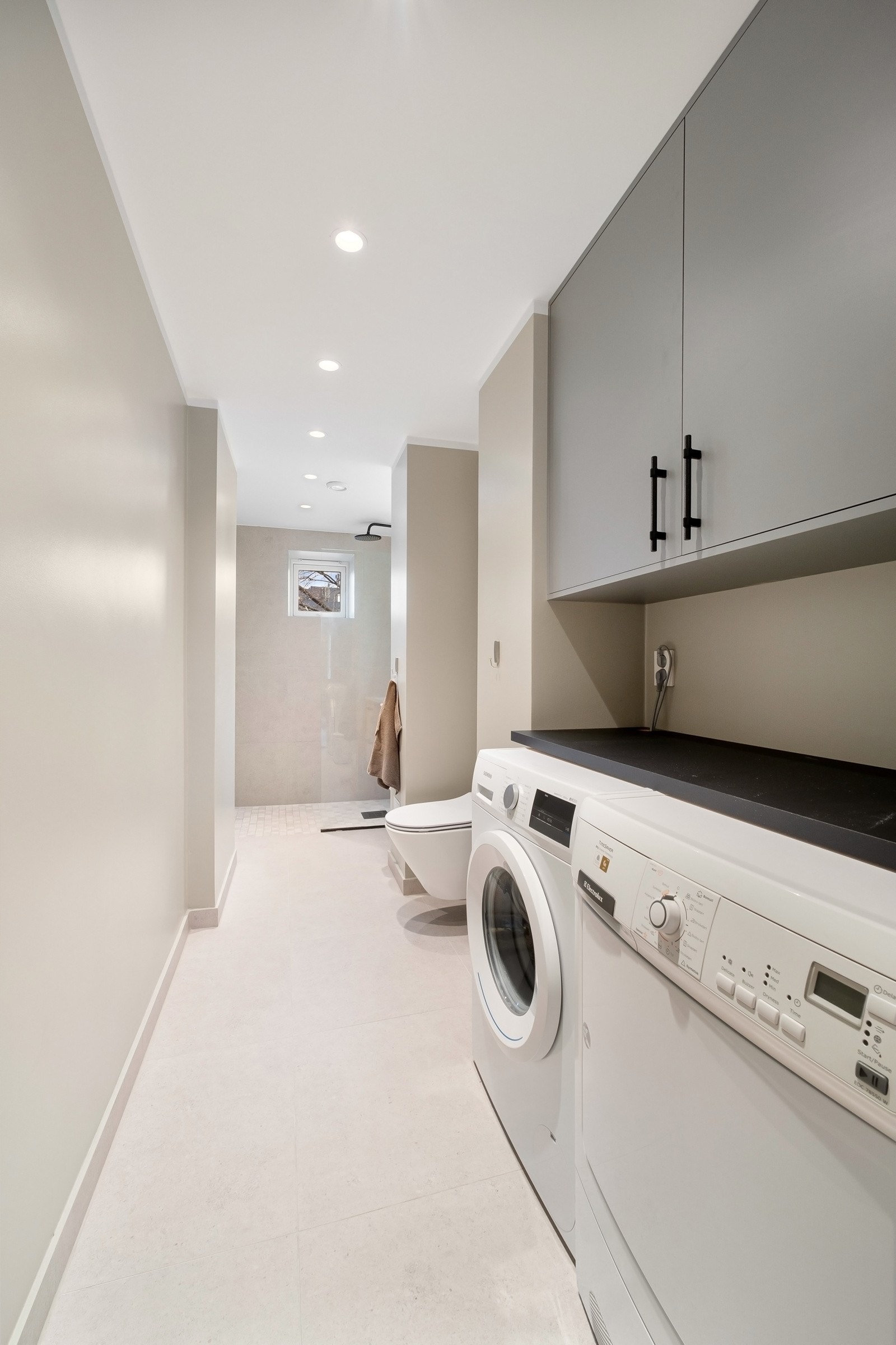 Badet har også opplegg for vaskemaksin og tørketrommel. Det er også ekstra skap som gir god lagringsplass. Galleribilde