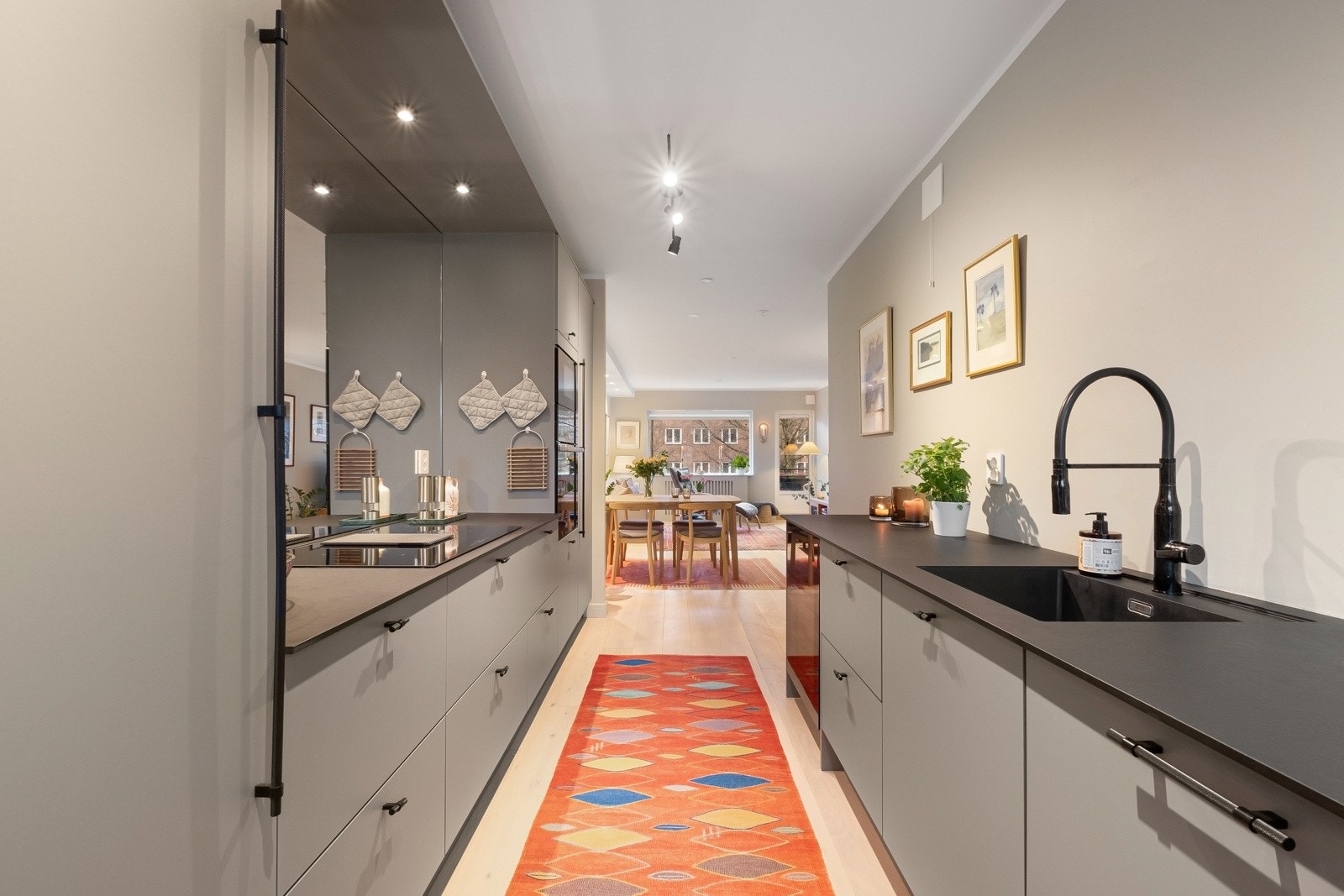 Kjøkkenet har integrerte kvalitetshvitevarer, inkludert kjøleskap, fryseskap, oppvaskmaskin, induksjonstopp, vinskap, mikrobølgeovn, stekeovn, vannstoppsystem og komfyrvakt. Galleribilde