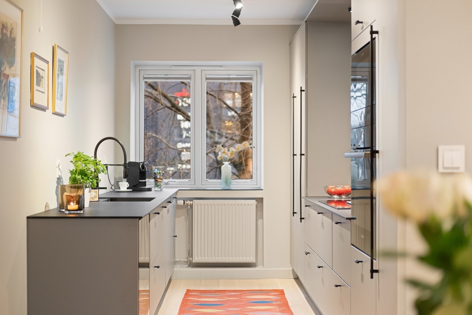 Skapene gir god oppbevaringsplass, og det er installert en kjøkkenventilator med kullfilter. Galleribilde