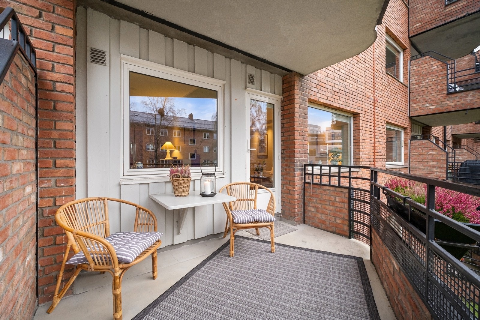 En herlig, lys 4-roms beliggende i 2.etg, med suveren beliggenhet i grønne, sentrale omgivelser. Galleribilde