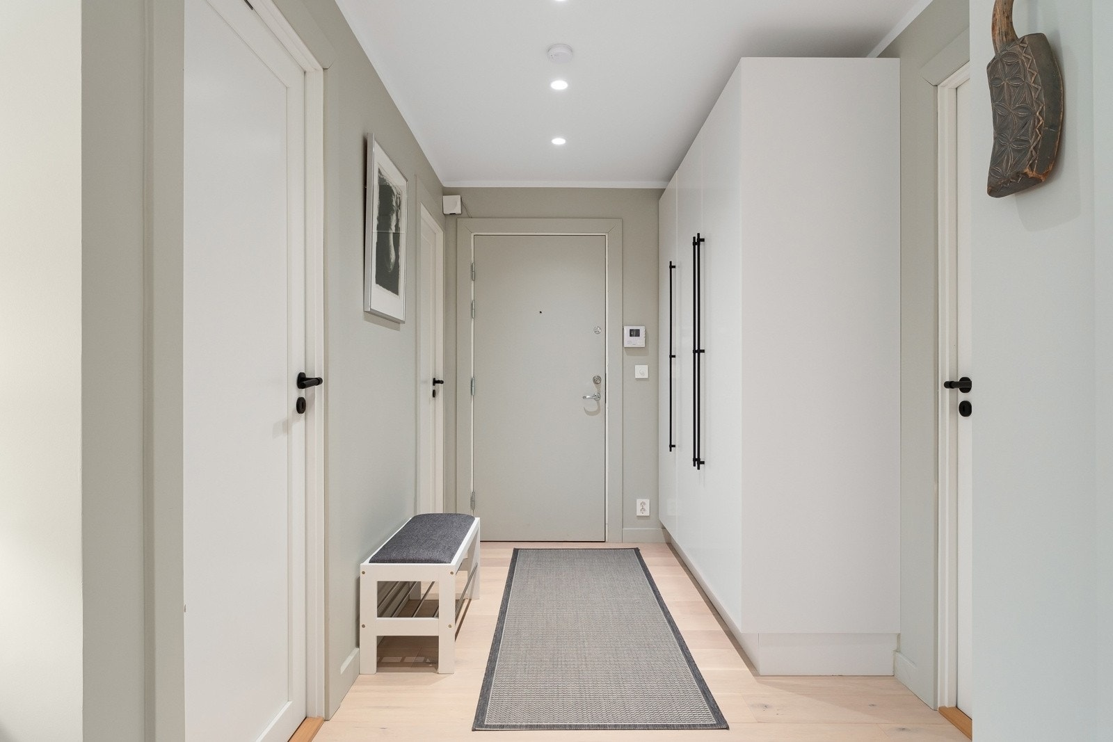 Entréen har et romslig garderobeskap fra HTH med god plass til yttertøy. Galleribilde