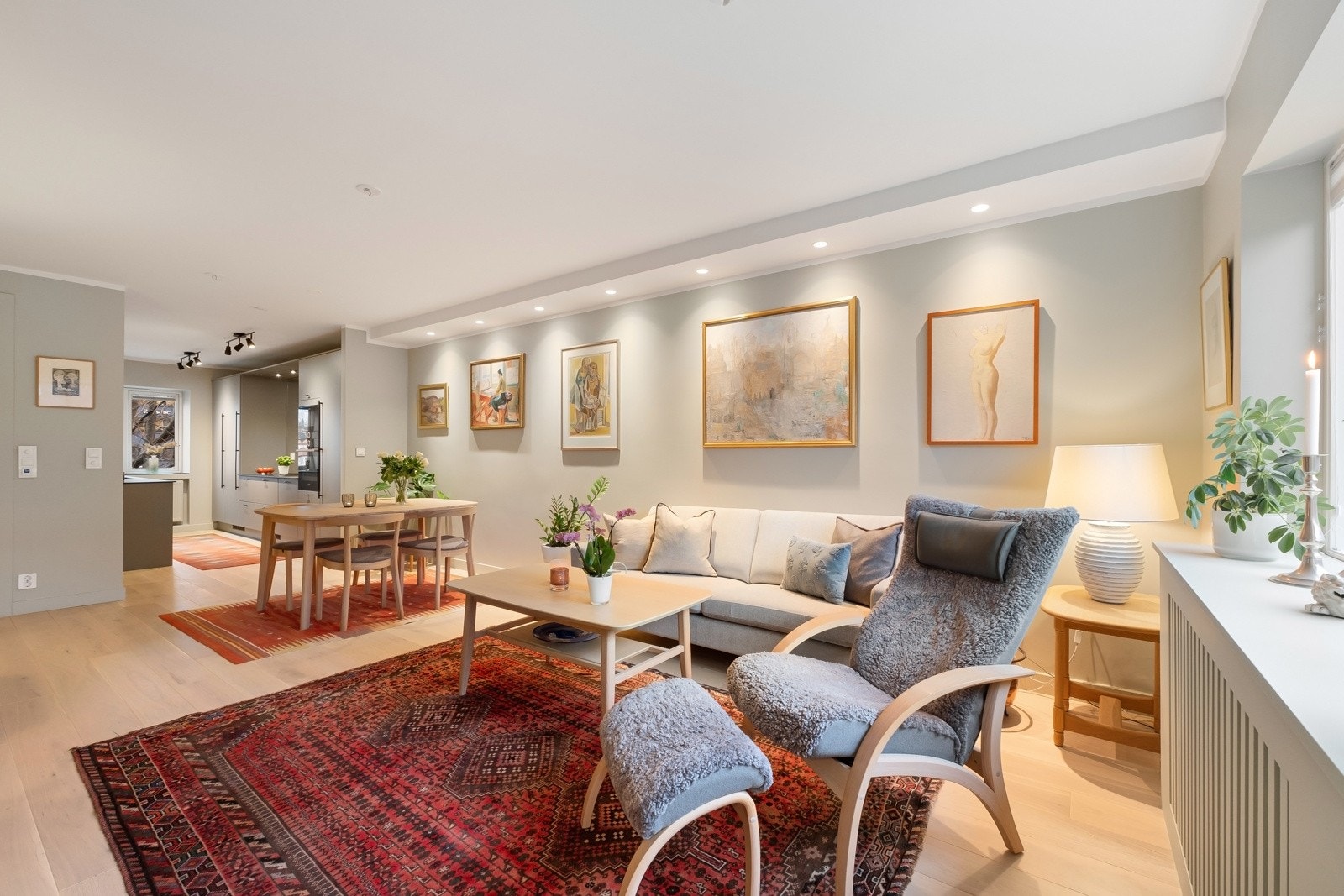 Stuen er lys og innbydende, med malte flater og én-stavs hvitpigmentert eikeparkett på gulvet. Store vindusflater slipper inn rikelig med naturlig lys. Galleribilde