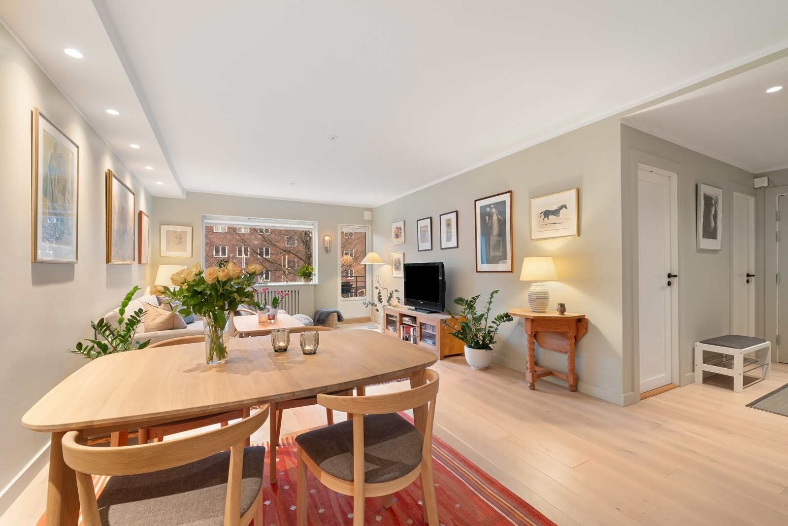 Rommets utforming gir gode innredningsmuligheter, med plass til både sofagruppe og øvrig møblement. Galleribilde