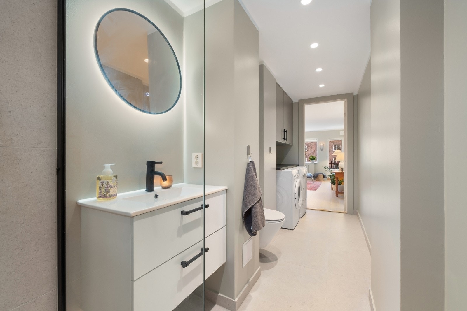 Boligen har et lekkert, flislagt bad fra 2022 med varmekabler i gulv. Galleribilde